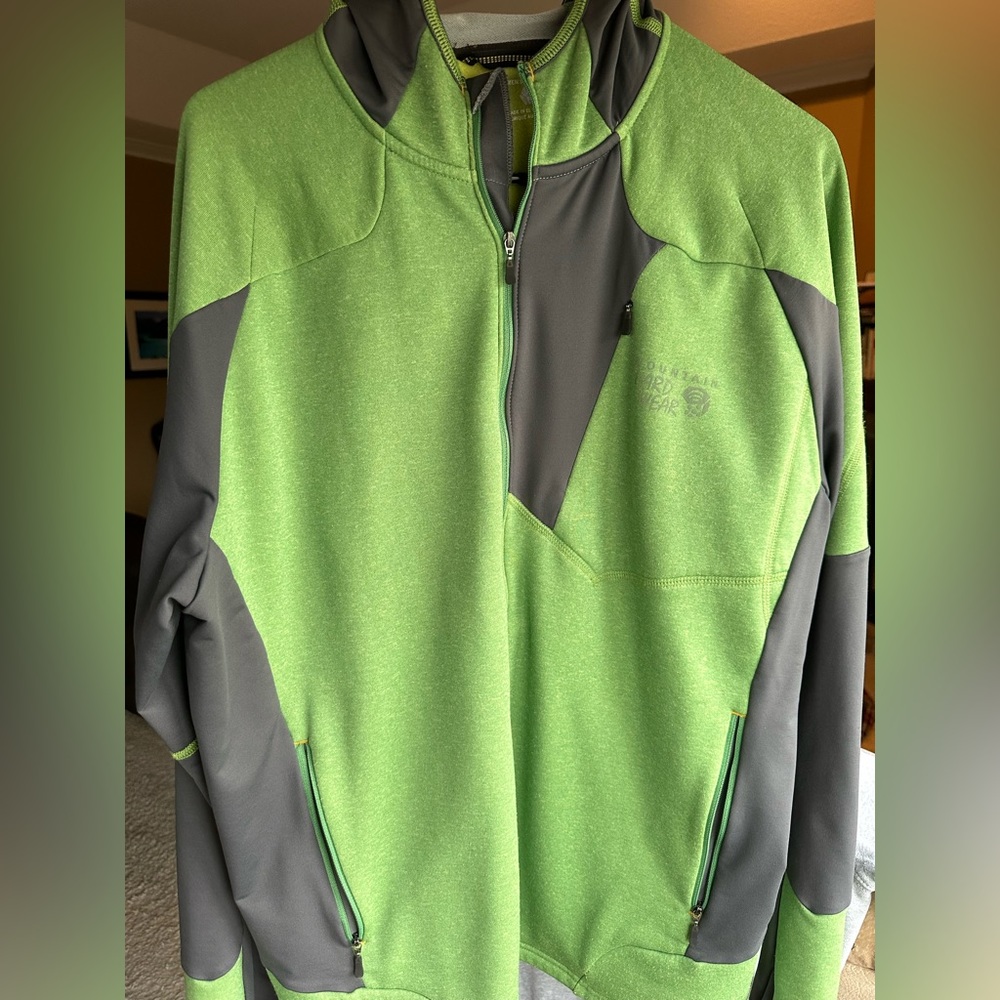 XL Mountain Headwear green hoodie